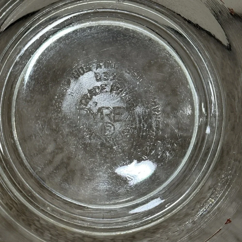 Vintage PYREX 1 Quart/4 Cup Measuring Cup with Red Lettering #532 D Handle USA